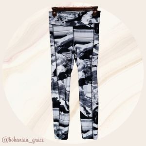 🕊️Under Armour Abstract Compression Leggings size Medium *Like New*